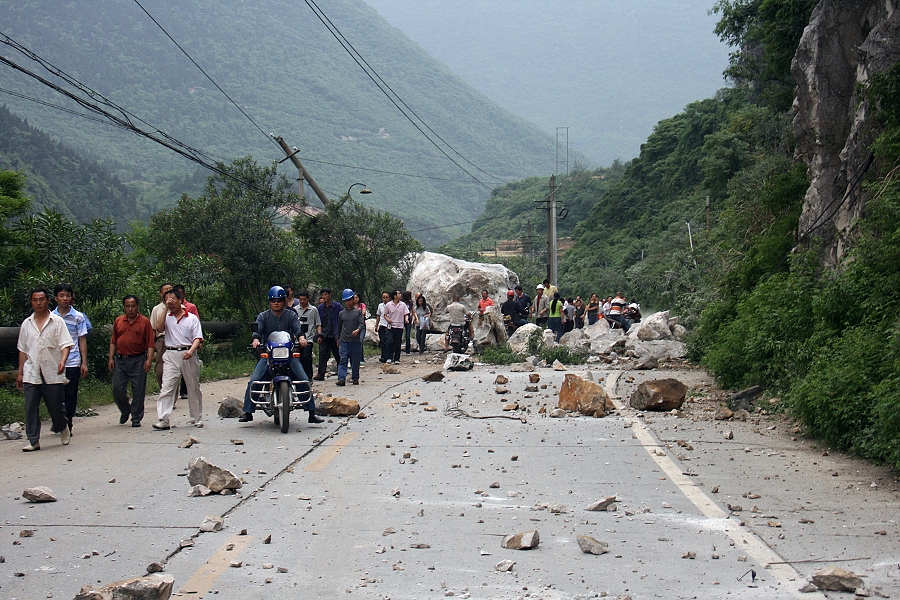 汶川特大地震造成攀长特厂区房屋垮塌4栋，毁损976栋，围墙垮塌3100米，机器设备毁损1369台（套）；水电气、通讯全部中断，公辅设施遭受严重破坏，厂房基础、机器设备不同程度的位移、下沉，生产经营全面停顿。图为5·12地震发生后，攀长钢三生产区厂区公路一片狼藉，交通受阻。 