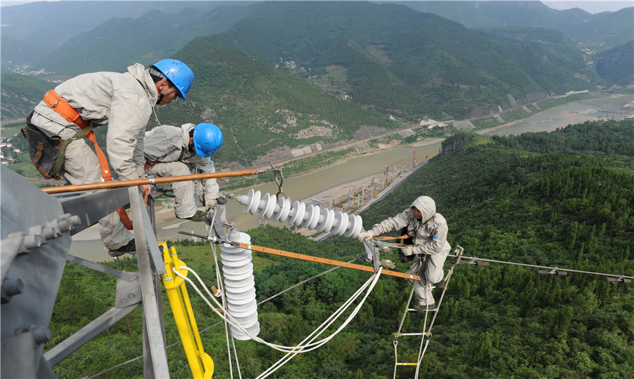 震后十年，四川电网更加坚强，图为广元供电公司带电作业人员对110千伏白铁线进行带电消缺。