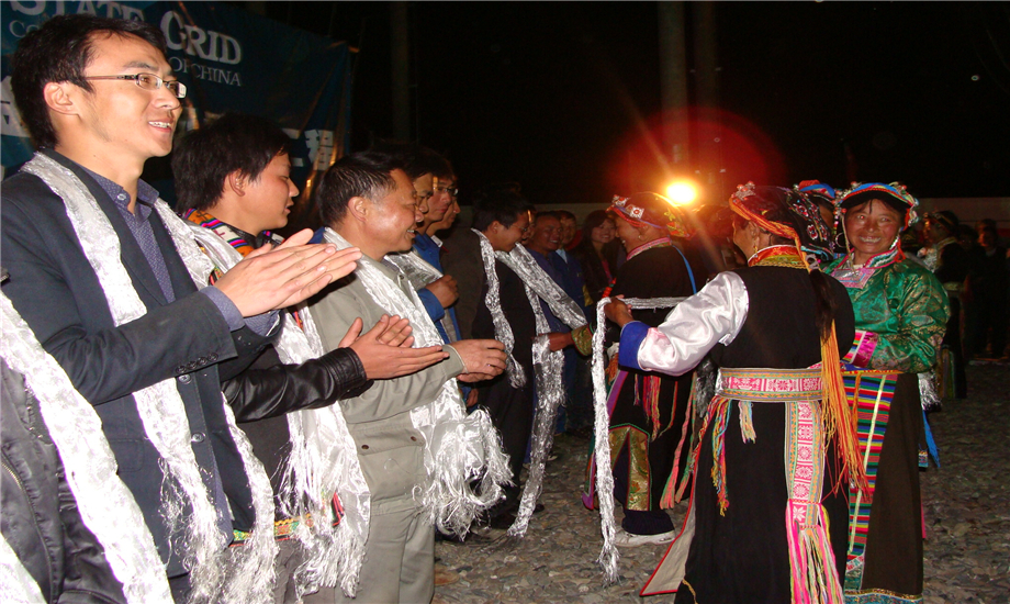 跳起锅庄献上哈达，当地藏族同胞载歌载舞深情感谢江西亲人。