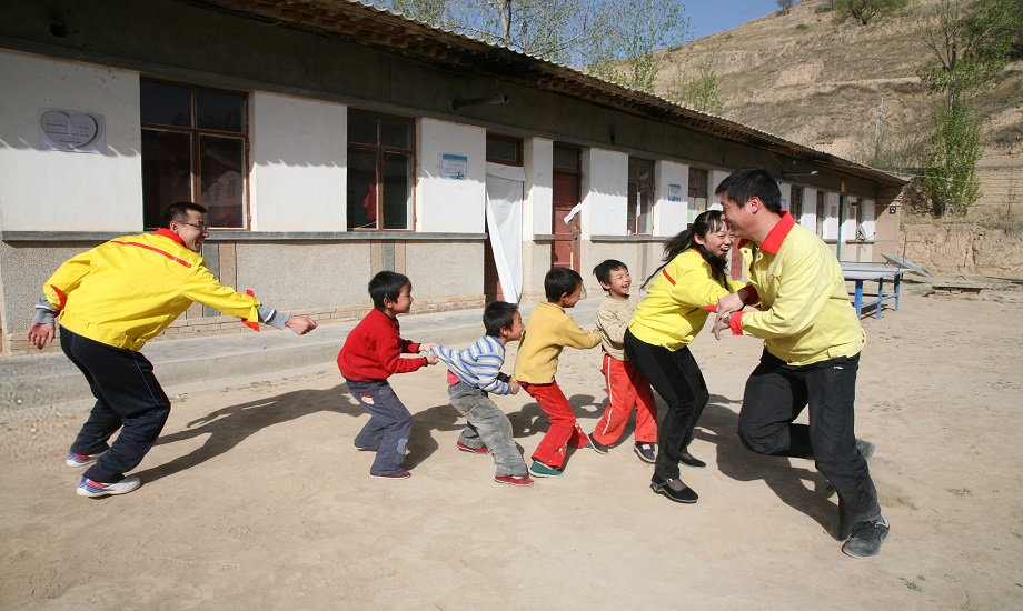 2013年以来，中国石油甘肃销售公司自发组织的团员青年爱心团队，每年都会来到定西市安定区红川小学，夏送衣物文具，冬送煤炭书籍，给孩子们辅导作业，陪他们做游戏，把石油人的关爱与温情留在孩子们心中。