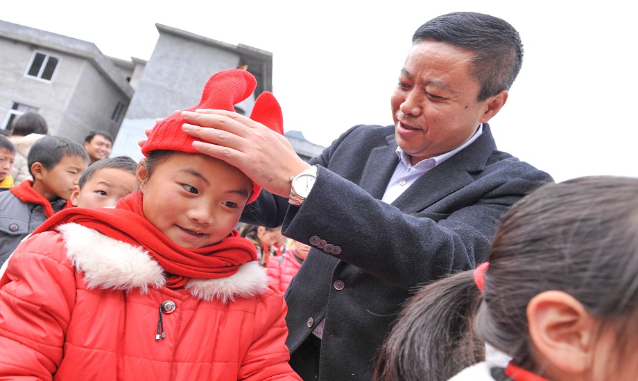 2014年开始，中国石油发起“温暖衣+1”公益行动，每年冬天为他们量身定制，送去温暖（一件羽绒服、一副手套、一顶棉帽、一条围巾、一个书包等）。现已帮助近8000个家庭。